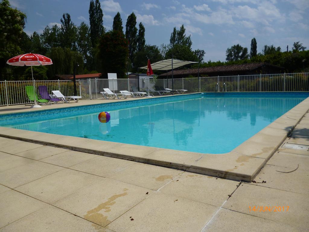 Camping Le Mouliat Hotell Moncrabeau Exteriör bild