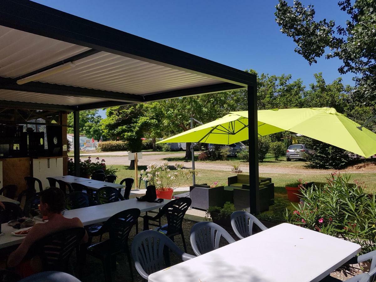 Camping Le Mouliat Hotell Moncrabeau Exteriör bild